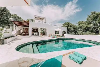 Image de Elegant Ibiza Villa | Villa Remus | 4 Bedrooms | Spacious Furnished Sun Terrace | Private Outdoor Pool & Hot Tub | Outdoor Fireplace | Bbq Facilities | Shaded Outdoor Dining Area | Sant Josep de sa Talaia, Cala Vedella