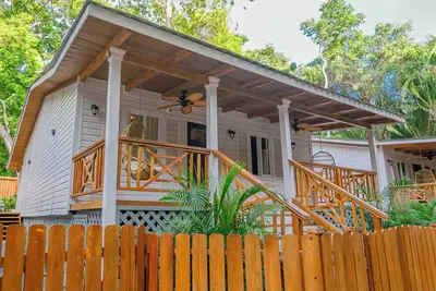 Image de New Luxury Villa 8 min beach walk Pool+Grill Near West Bay