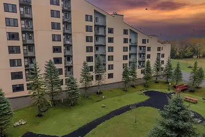 Image de Sc 2407 Stylish Modern One-Bedroom with Fireplace Escape!