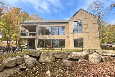 Image de l'érable rouge · surrounded by nature · Laurentians