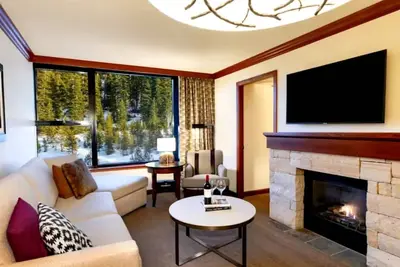 Image de Cozy 1-Br Fireplace Suite in Olympic Valley at Everline Resort!