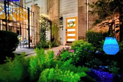 Image de Stylish Retreat \n5-Star Location, Deck & Pool!