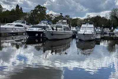 Image de Riverside Boat Retreat on the river Thames