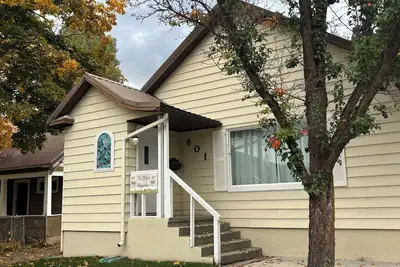 Image de Uptown Bungalow- Hot Tub!