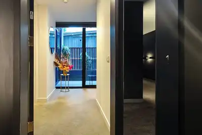 Image de Bridge Rd Large 3br Stylish Apartment Sleeps 8 | Private Courtyard Free Parking