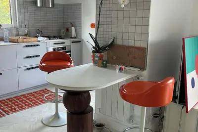 Image de Ambiance Seventies dans tout le confort moderne, villa avec piscine et jardin