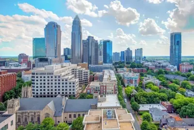Image de “Modern Downtown Charlotte Apartment with Stunning Skyline Views”