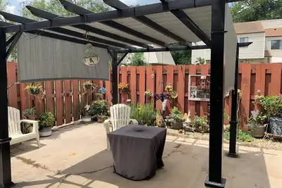 Image de Beautiful unfurnished townhome that includes a patio with a pergola and fire pit