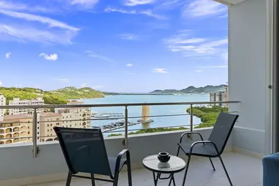 Image de Luxury Lagoon-View Condo | Steps to Beach