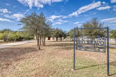 Image de Large spacious home with wheelchair accessible pool