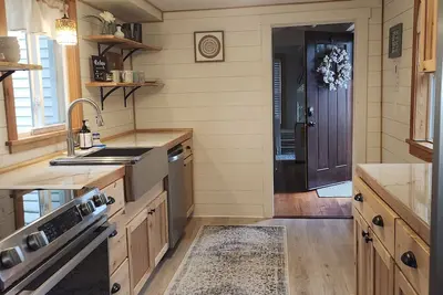 Image de Cozy Waterfront Cottage with Private Dock and Lake Access