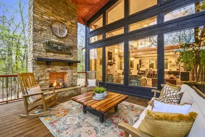 Image de Creekside | Sleeps 36 | 2 Cabins | En-Suite Baths