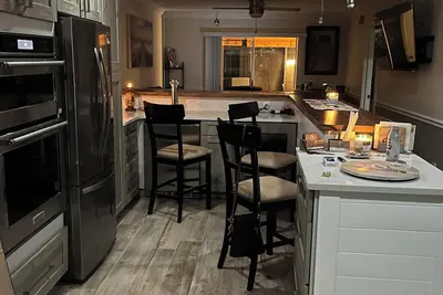 Image de Newly completely renovated 2-bedroom, 2 full bath condo with bar.