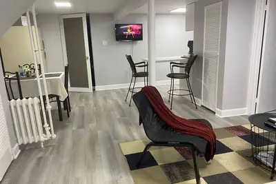 Image de Private one-bedroom apartment with separate entrance + free parking\n