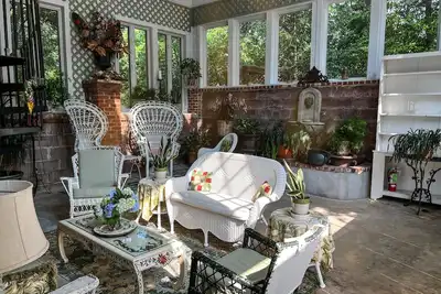 Image de Layton Castle's Carriage House - 2bdrm/2bath with a sunroom and high ceilings.