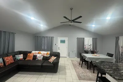 Image de This charming three-bedroom, two-bathroom home is perfect for your weekend!