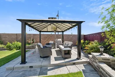 Image de New! Spacious 3br Home with Charming Backyard