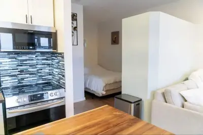 Image de Catch of The Day- Waterfront Bachelor Condo