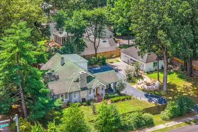 Image de \"Luxurious Retreat for Families, Couples & Work Getaways Cozy Oasis of Elegance!