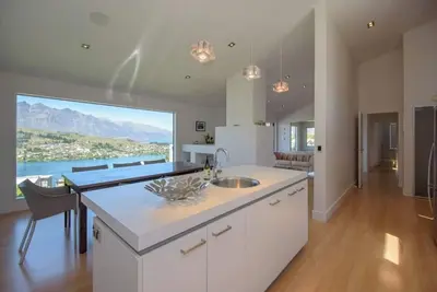 Image de Hensman Heights Stunning Lake & Mountain Views - Close to town - guests love it