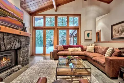 Image de Twin Pine Retreat - Family-Friendly, Hot Tub