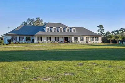 Image de Spacious 5, 700sqt+ estate centrally located on a 20-acre with pool and barn/Rv