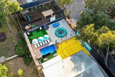 Image de Heated Pool, B-ball, Golf, 3mi Downtown, Sleeps 18\n\n