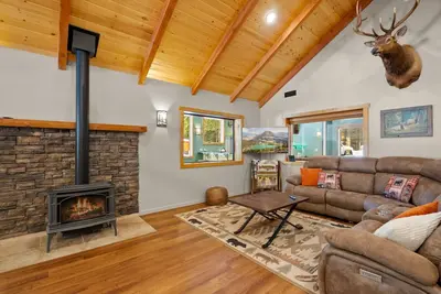 Image de Spacious, Updated Lodge-Minutes to Glacier Park!