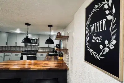 Image de Beautiful 5-bedroom2. 5 bath home in Downtown! Minutes from shops & restaurants.
