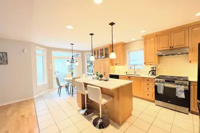 Image de Luxury 5 bedroom Vacation Home with Office & Gym close to Forest, Trails, Shops