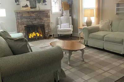 Image de Nestled just five blocks from downtown Farmington, is the Parsons Cottage.