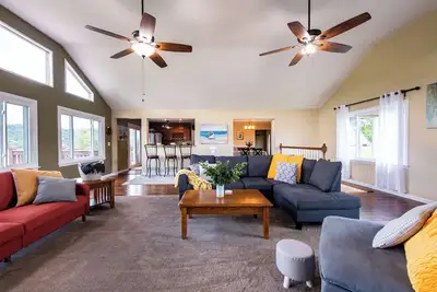 Image de Waterfront Cabin w/ A View! Large Family Retreat + Pet-Friendly