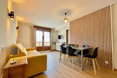 Appartement cosy avec piscine et parking, au pied des pistes