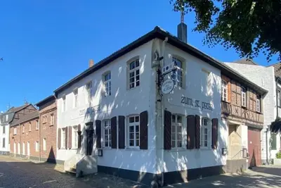 Image de A guest at the St. Peter monument