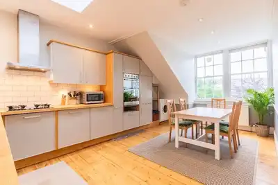 Spacious New Town flat with castle view