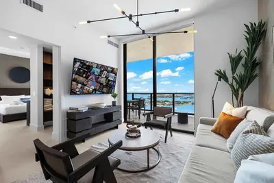 Image de Penthouse-Style Luxury Condo W Free Parking