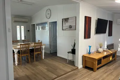 Image de Nev’s Nook\nCutest house in Falcon and just a 150m stroll to Falcon Beach\nPets Ok