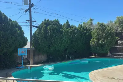 Image de Beautiful Home in quiet neighborhood with a pool and close to stores & highways.