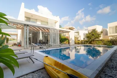 Image de Villa Fantasy: Newly built modern spacious villa in Coral Bay!