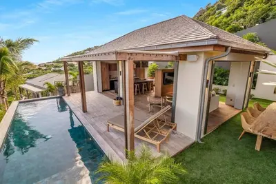 Image de Villa With Bright Atmosphere and Lush Environment