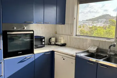 Image de Cozy 3 Bedroom apartment minutes away from the Athenian Riviera. \n