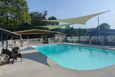 Image de Entire Cabin on Norfork Lake with swimming pool