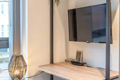 Modern Studio Apartment  by Molineux + Free Parking, Wi-Fi