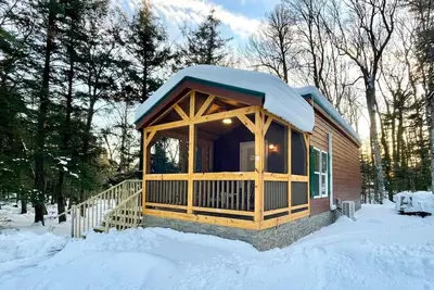 Image de Bear Cub Cabin is a cozy 1 bedroom and loft oasis
