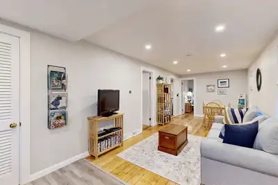 Image de Cozy home close to the beach with patio, Washer/Dryer, & Partial Ac