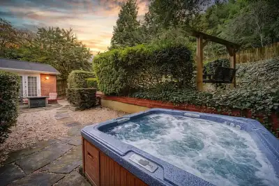 Image de Uptown Oasis: Private Pool, Hot Tub & Pet-Friendly