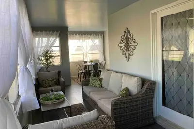 Image de Come to the country and forget your worries in this newly remodeled farmhouse.