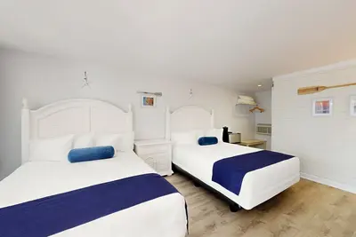 Image de Stylish Double Queen Room for Families and Friends