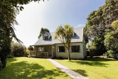 Image de Reach the Beach - Privately nestled in native bush, just a short walk to stunning Oakura Beach