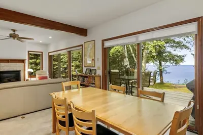 Image de Charming 3-bedroom house with Ac and WiFi and private access to Lake Michigan!